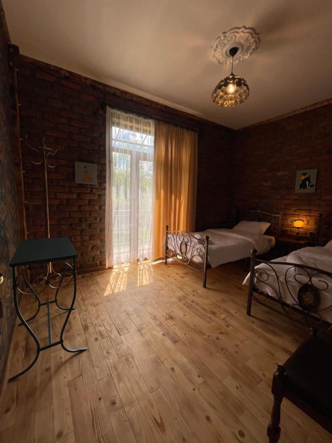 Odo'S Guest House Мартвили Екстериор снимка